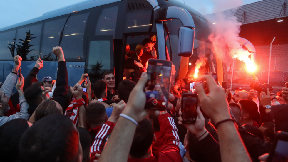 Ενθουσιώδης υποδοχή της ομάδας μπάσκετ του Ολυμπιακού στο «Ελ. Βενιζέλος», μετά την επική πρόκριση στο Final Four